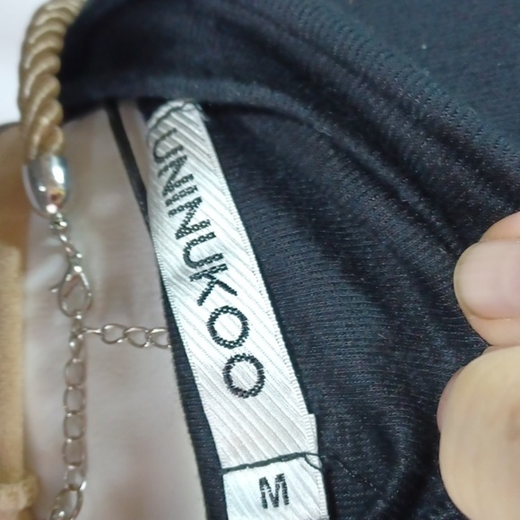 UNINUKOO WOMENS TOP SIZE M IN A BEAUTIFUL BLACK turtle neck - Picture 6 of 7